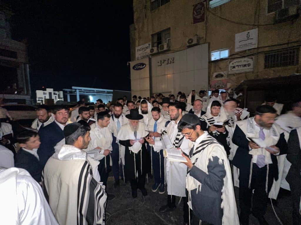 בצאת כיפור: הראשל"צ בהבדלה וברכת הלבנה