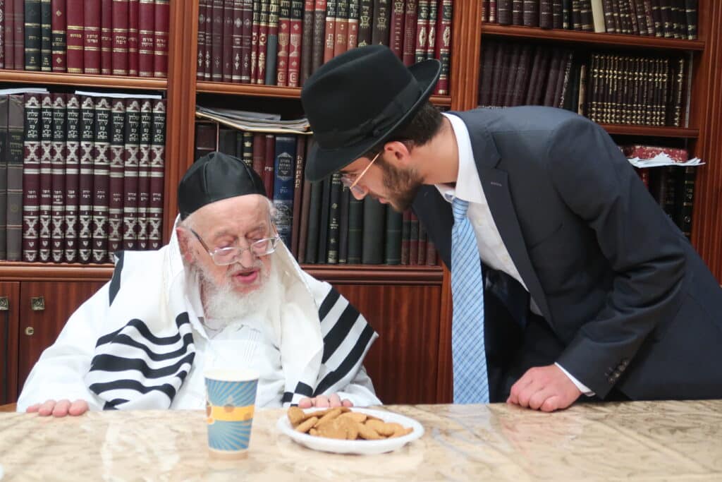 גלריה: מרן הגרמ"צ ברגמן בערב ומוצאי יום הקדוש