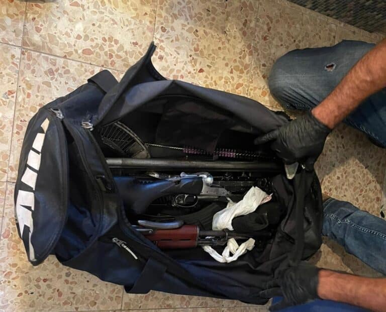 בגן הילדים נחשף: קלאצ'ניקוב וכסף מזומן