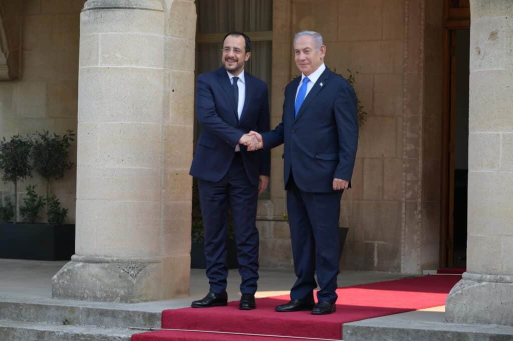 בכבוד מלכים: כך התקבל ראש הממשלה בקפריסין