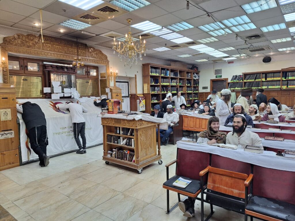 אלפים שהו בקברו של רבי נחמן מברסלב בשבת האחרונה