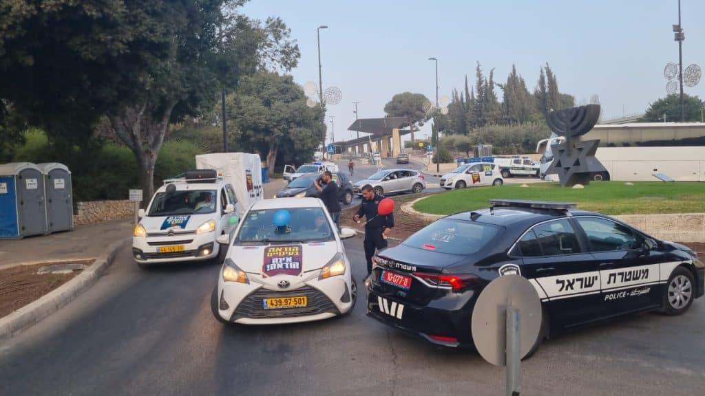 עשרות מכוניות חסמו את הכנסת בדרישה להעביר את בן אוליאל לאגף תורני