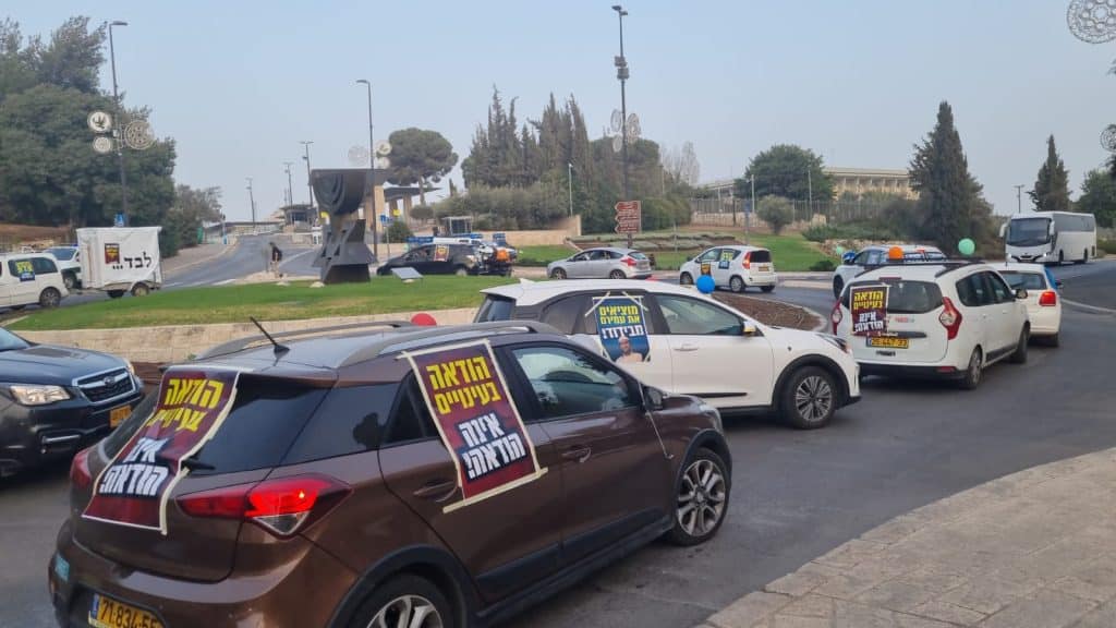 עשרות מכוניות חסמו את הכנסת בדרישה להעביר את בן אוליאל לאגף תורני