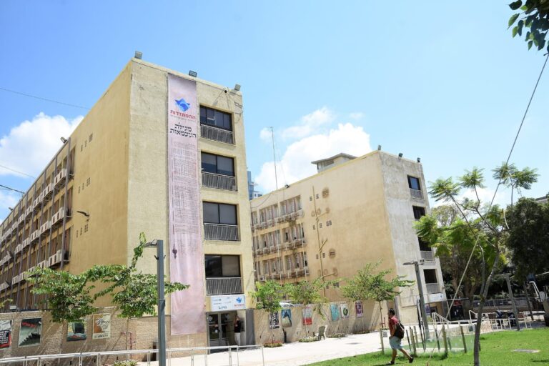 מגילת העצמאות נתלתה על בית ההסתדרות