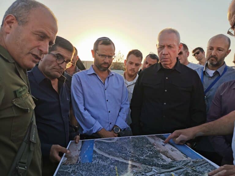 בעקבות הפקקים: גנץ הביא את גלנט למודיעין עילית