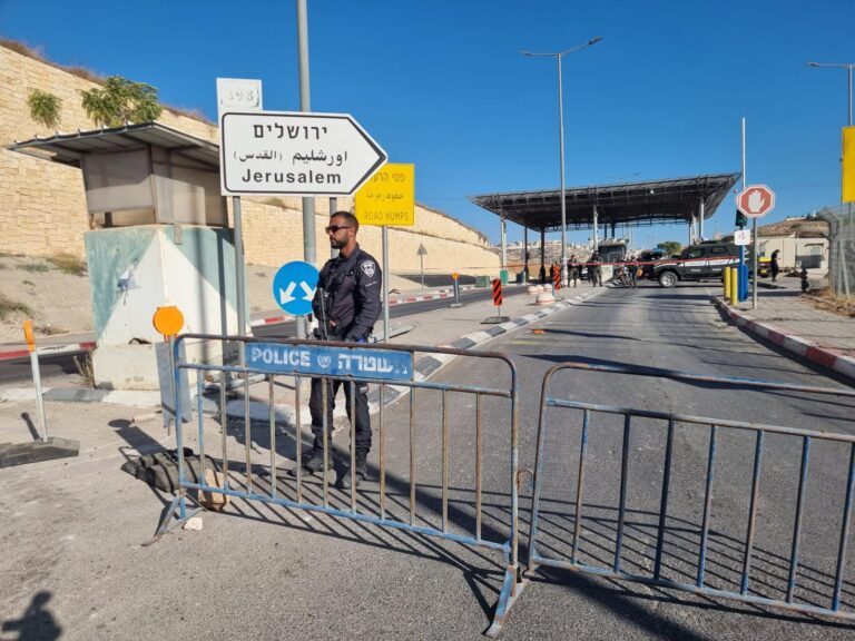 ניסיון פיגוע דקירה במחסום מזמוריה. צילום דוברות המשטרה (1)