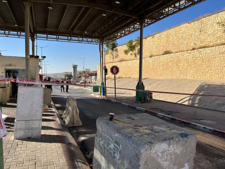 ניסיון פיגוע דקירה במחסום מזמוריה. צילום דוברות המשטרה (2)