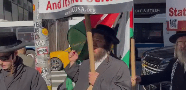 משני צידי הכביש: הנטורי קרתא והשמאלנים מפגינים מול בניין האו"ם