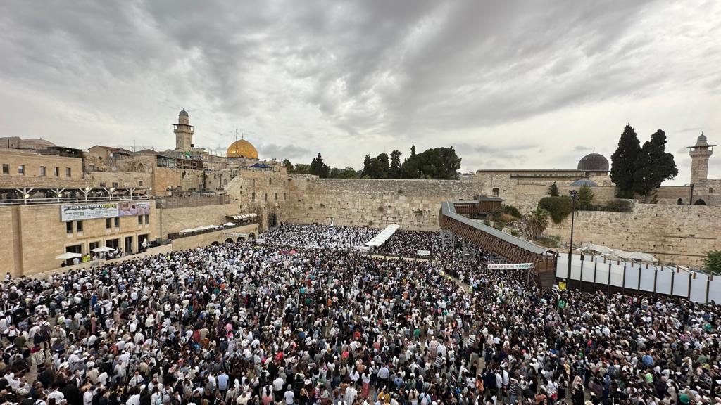 רבבות במעמד ברכת כהנים ברחבת הכותל המערבי