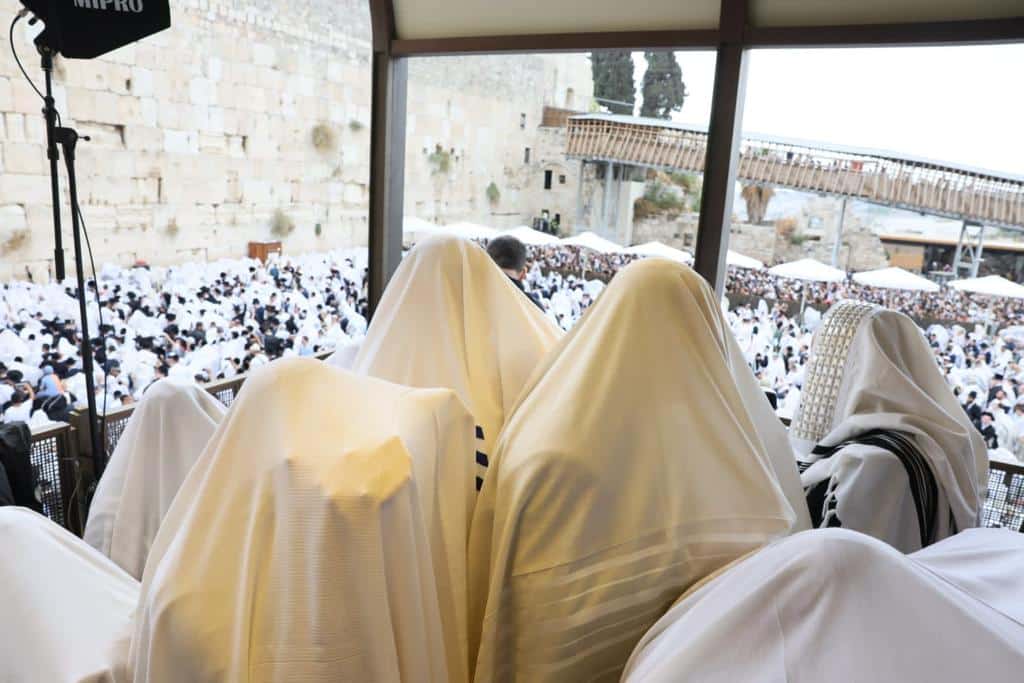 רבבות במעמד ברכת כהנים ברחבת הכותל המערבי