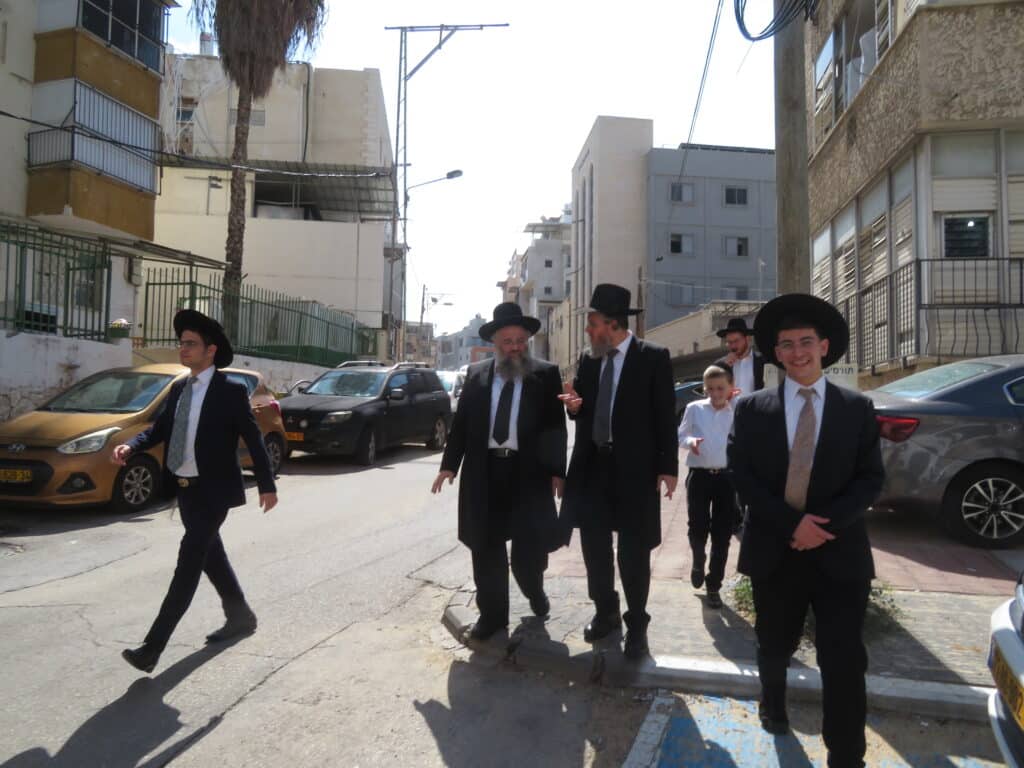 הגרמ"ב זילברברג עלה לסוכת מרן ושוחח עימו בלימוד כמחצית השעה