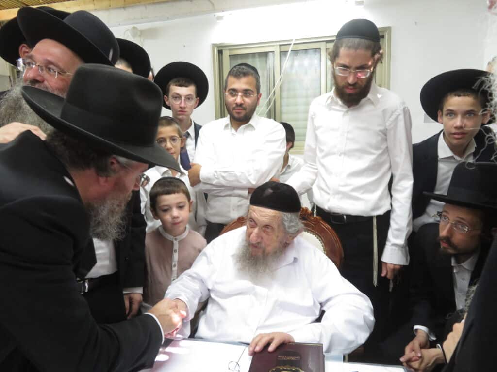 הגרמ"ב זילברברג עלה לסוכת מרן ושוחח עימו בלימוד כמחצית השעה