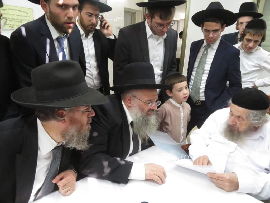 הגרמ"ב זילברברג עלה לסוכת מרן ושוחח עימו בלימוד כמחצית השעה