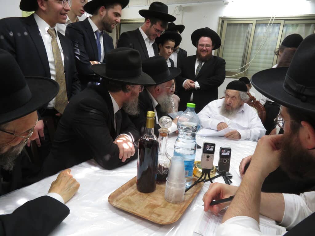 הגרמ"ב זילברברג עלה לסוכת מרן ושוחח עימו בלימוד כמחצית השעה