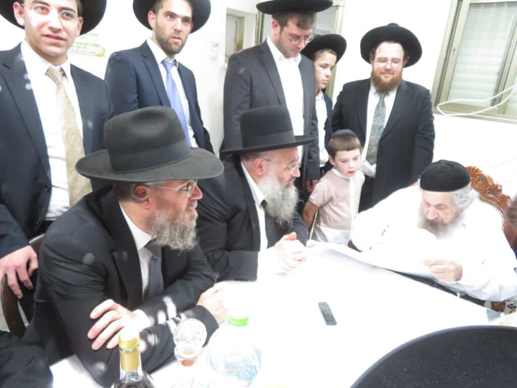 הגרמ"ב זילברברג עלה לסוכת מרן ושוחח עימו בלימוד כמחצית השעה