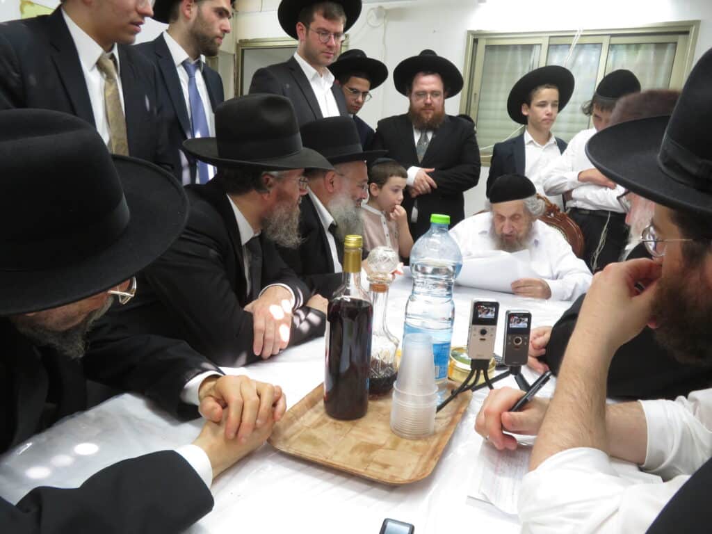 הגרמ"ב זילברברג עלה לסוכת מרן ושוחח עימו בלימוד כמחצית השעה