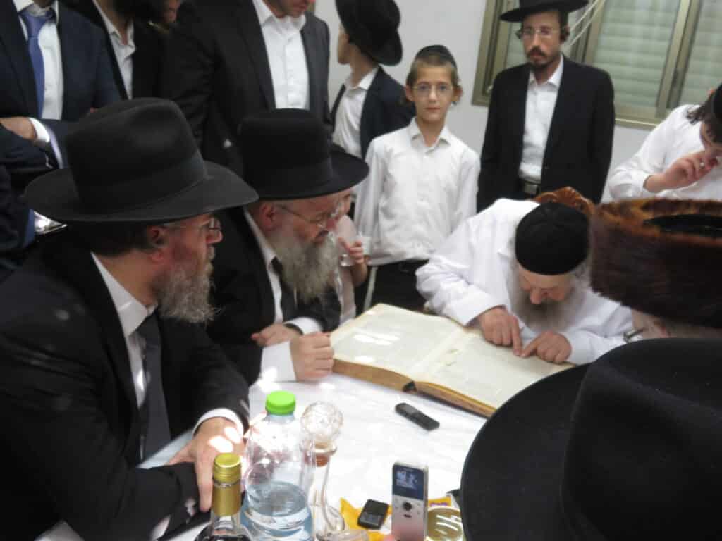 הגרמ"ב זילברברג עלה לסוכת מרן ושוחח עימו בלימוד כמחצית השעה