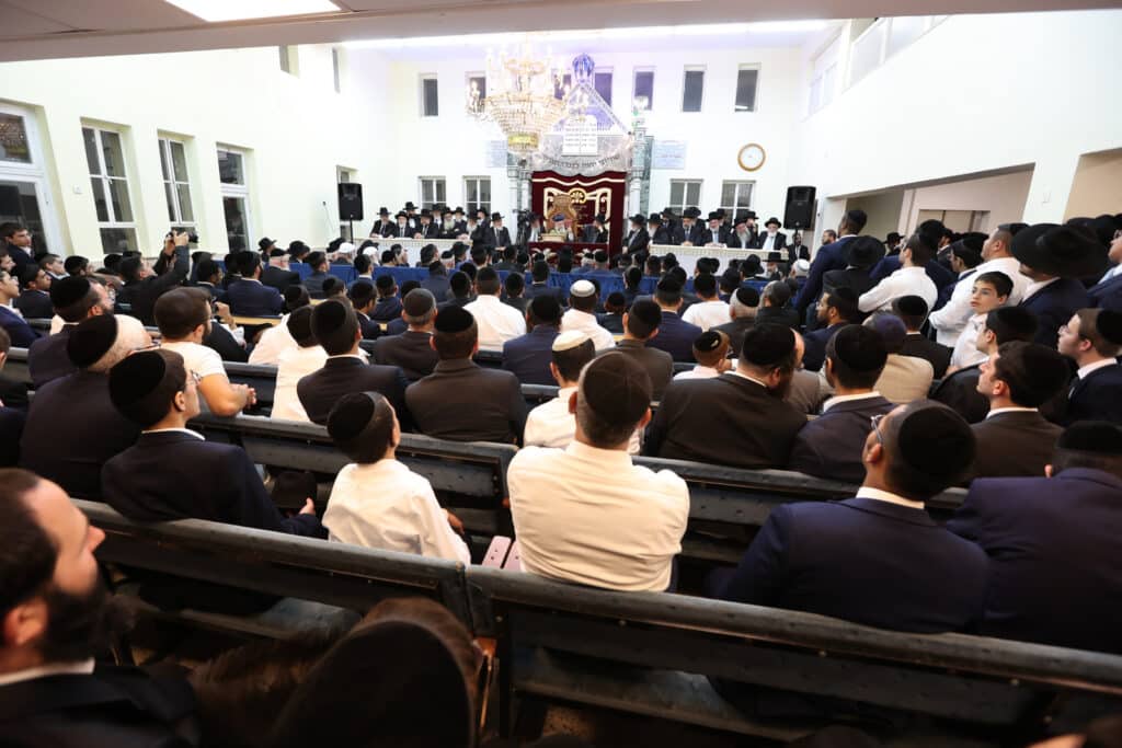 המונים במעמד הקבלת פני רבו לראשון לציון הגר"י יוסף