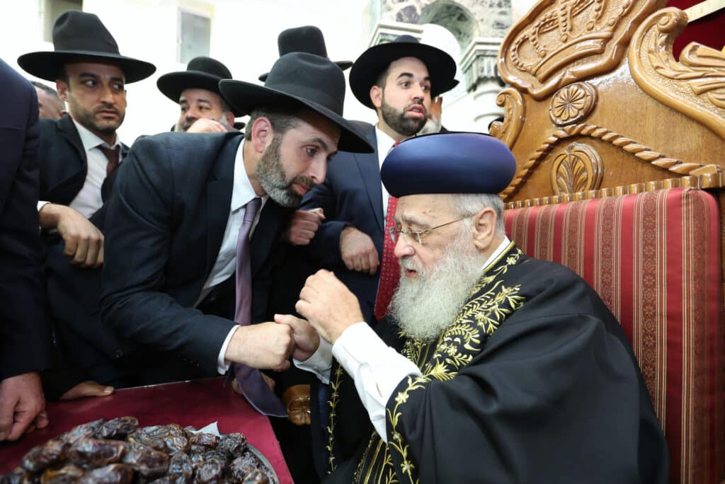 המונים במעמד הקבלת פני רבו לראשון לציון הגר"י יוסף