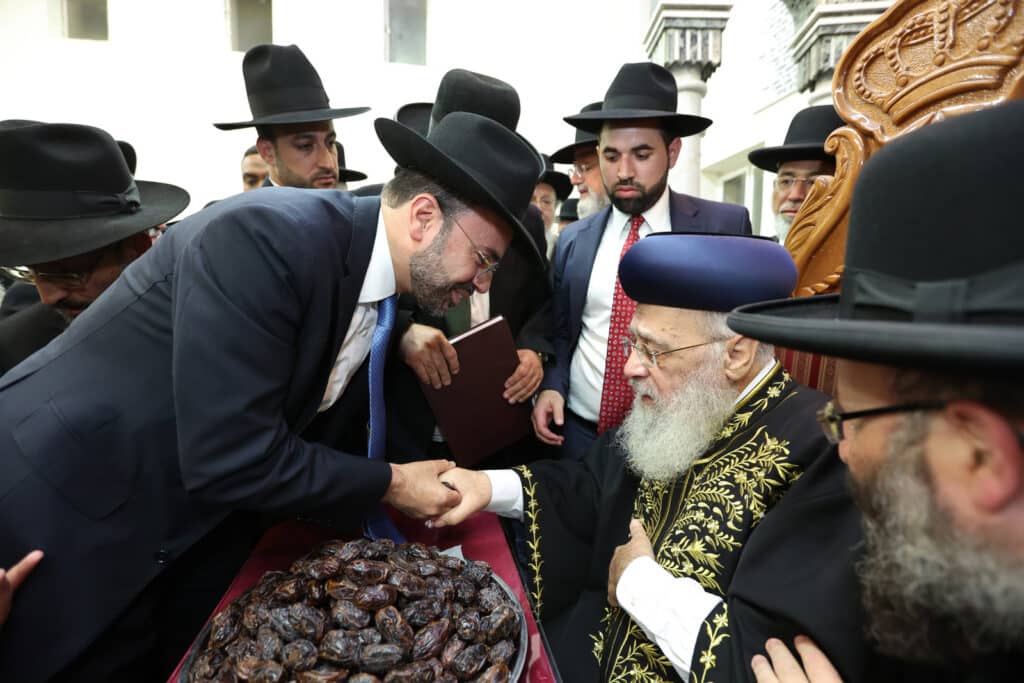 המונים במעמד הקבלת פני רבו לראשון לציון הגר"י יוסף