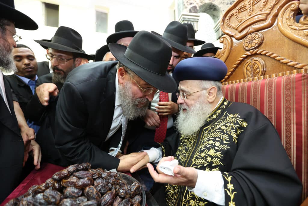 המונים במעמד הקבלת פני רבו לראשון לציון הגר"י יוסף