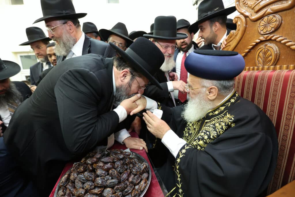 המונים במעמד הקבלת פני רבו לראשון לציון הגר"י יוסף