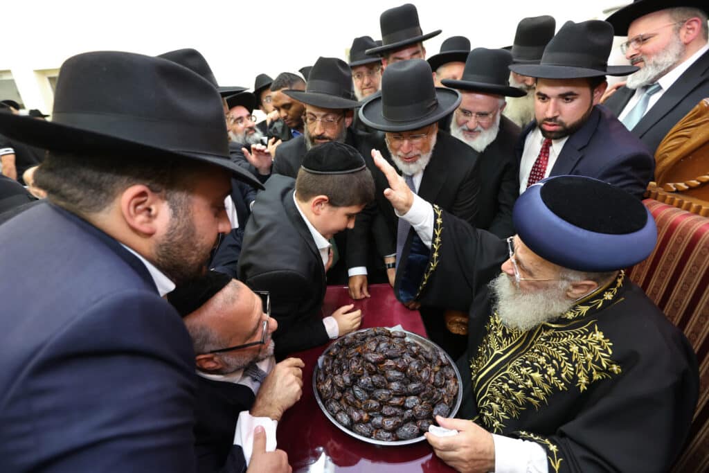 המונים במעמד הקבלת פני רבו לראשון לציון הגר"י יוסף