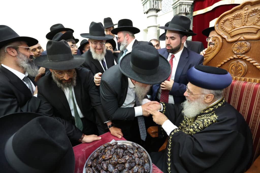 המונים במעמד הקבלת פני רבו לראשון לציון הגר"י יוסף