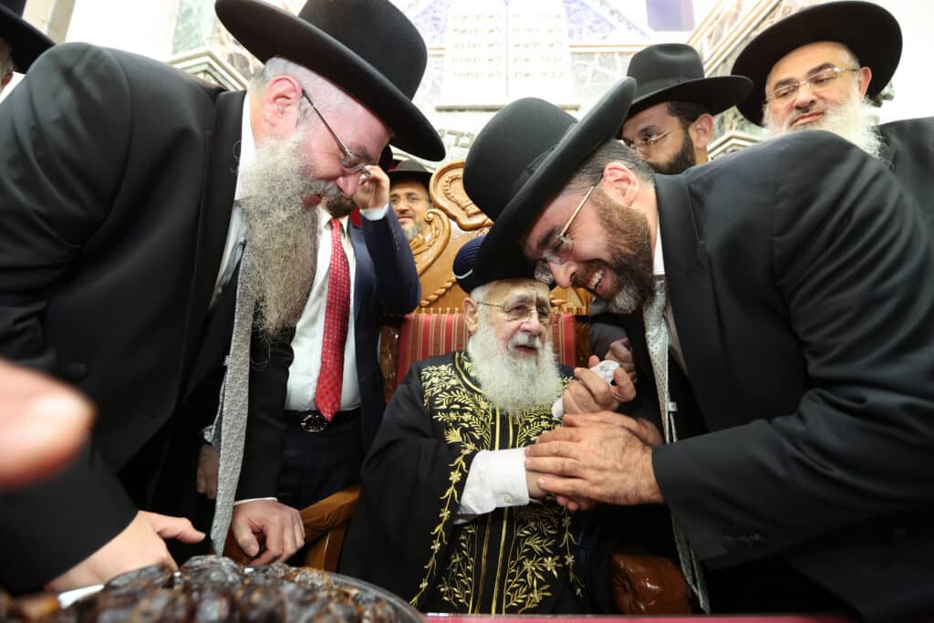 המונים במעמד הקבלת פני רבו לראשון לציון הגר"י יוסף