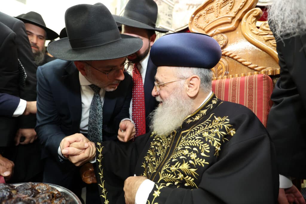 המונים במעמד הקבלת פני רבו לראשון לציון הגר"י יוסף