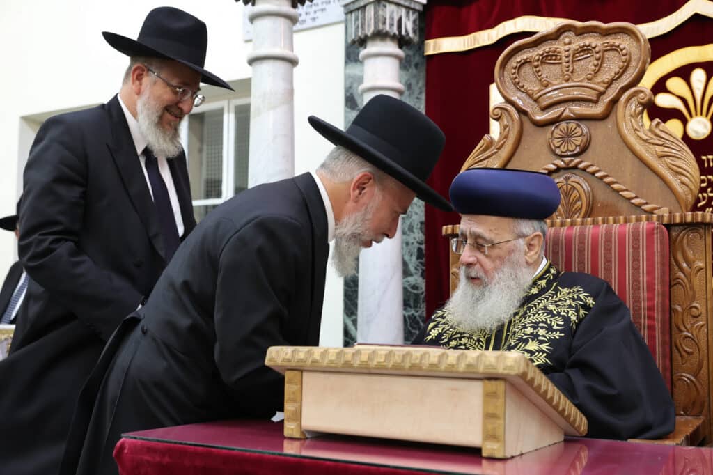 המונים במעמד הקבלת פני רבו לראשון לציון הגר"י יוסף