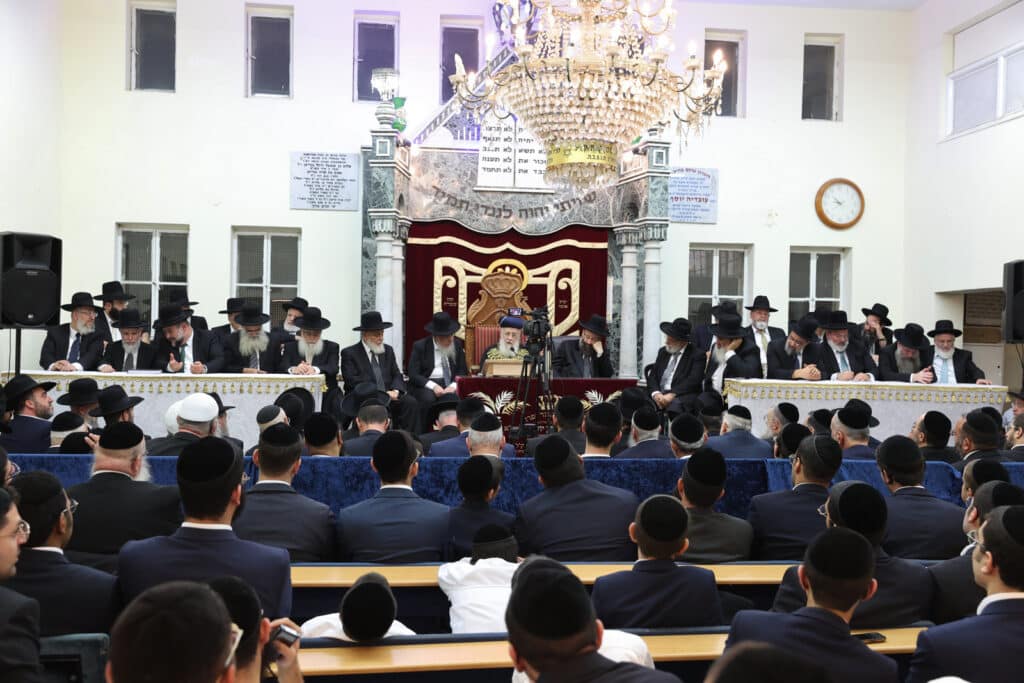 המונים במעמד הקבלת פני רבו לראשון לציון הגר"י יוסף