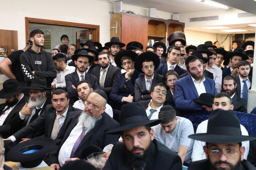 המונים במעמד הקבלת פני רבו לראשון לציון הגר"י יוסף