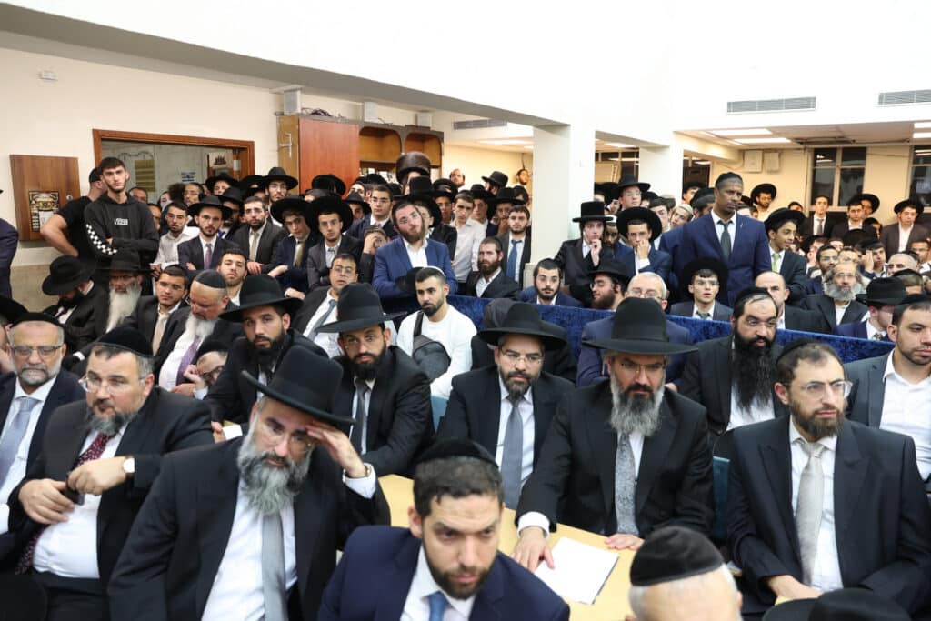 המונים במעמד הקבלת פני רבו לראשון לציון הגר"י יוסף