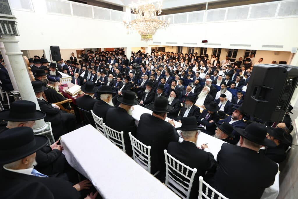 המונים במעמד הקבלת פני רבו לראשון לציון הגר"י יוסף