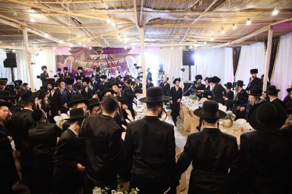 תיעוד: האדמו"ר מגור הפתיע את היתומים בשמחת בית השואבה