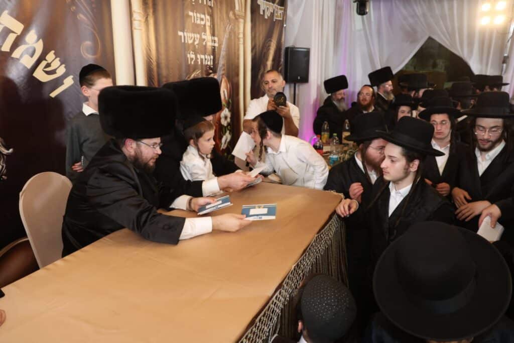 תיעוד: האדמו"ר מגור הפתיע את היתומים בשמחת בית השואבה