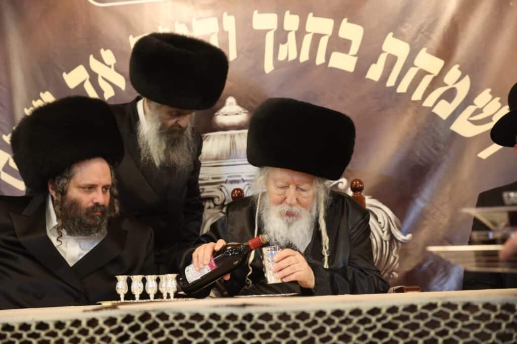 תיעוד: האדמו"ר מגור הפתיע את היתומים בשמחת בית השואבה