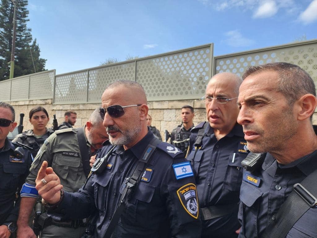 פיגוע דקירה בירושלים: שוטר נפצע קשה והמחבל נוטרל פיגוע דקירה בירושלים: שוטר נפצע קשה והמחבל נוטרל