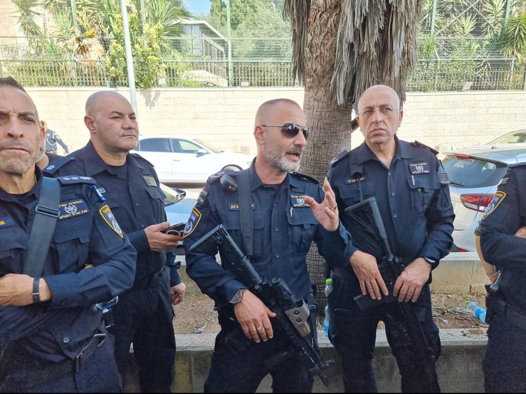 פיגוע דקירה בירושלים: שוטר נפצע קשה והמחבל נוטרל פיגוע דקירה בירושלים: שוטר נפצע קשה והמחבל נוטרל