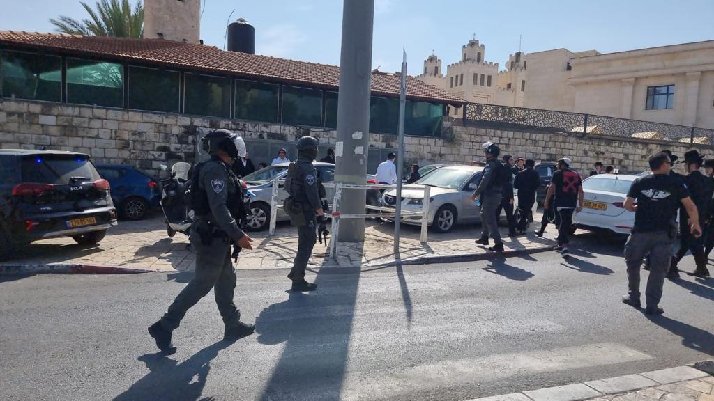 פיגוע דקירה בירושלים: שוטר נפצע קשה והמחבל נוטרל פיגוע דקירה בירושלים: שוטר נפצע קשה והמחבל נוטרל