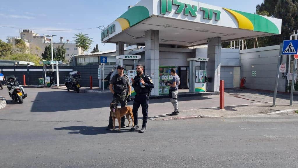 פיגוע דקירה בירושלים: שוטר נפצע קשה והמחבל נוטרל פיגוע דקירה בירושלים: שוטר נפצע קשה והמחבל נוטרל