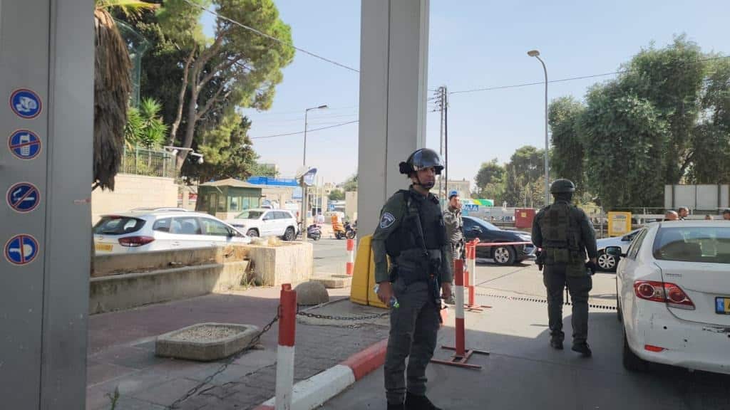 פיגוע דקירה בירושלים: שוטר נפצע קשה והמחבל נוטרל פיגוע דקירה בירושלים: שוטר נפצע קשה והמחבל נוטרל