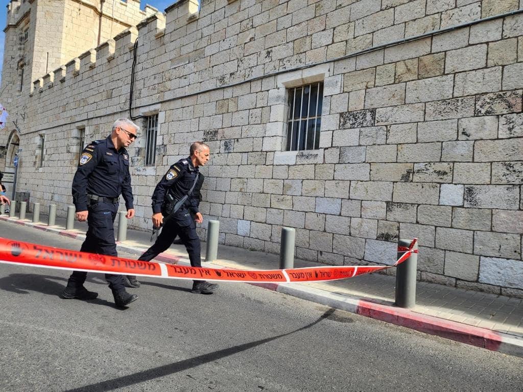 פיגוע דקירה בירושלים: שוטר נפצע קשה והמחבל נוטרל פיגוע דקירה בירושלים: שוטר נפצע קשה והמחבל נוטרל