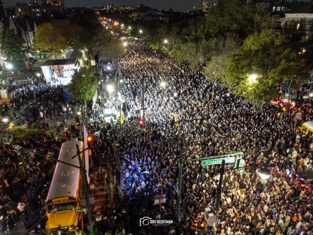 בצל המצב הביטחוני: רבבת חסידי חב"ד בעצרת תפילה