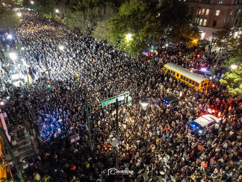 בצל המצב הביטחוני: רבבת חסידי חב"ד בעצרת תפילה