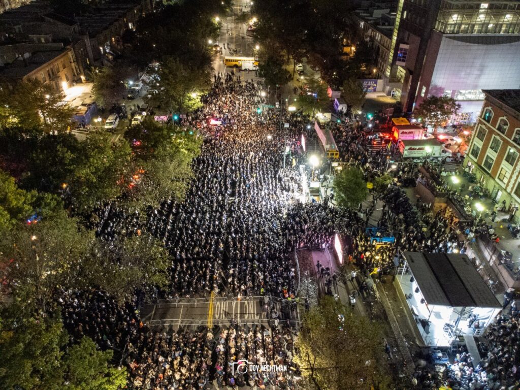 בצל המצב הביטחוני: רבבת חסידי חב"ד בעצרת תפילה