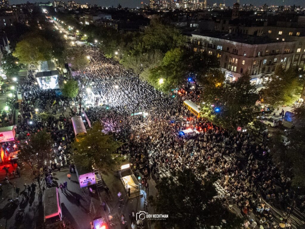 בצל המצב הביטחוני: רבבת חסידי חב"ד בעצרת תפילה