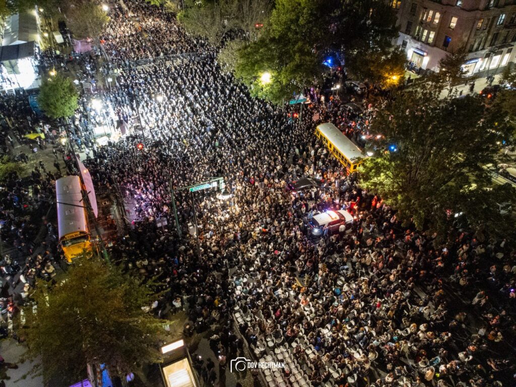 בצל המצב הביטחוני: רבבת חסידי חב"ד בעצרת תפילה