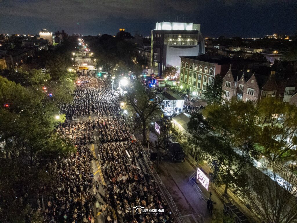 בצל המצב הביטחוני: רבבת חסידי חב"ד בעצרת תפילה